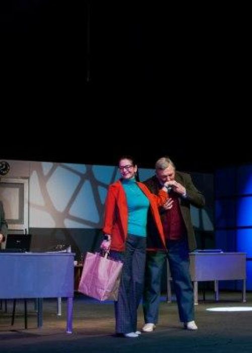 КТО-ТО ДОЛЖЕН УЙТИ